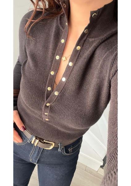 Acı Kahve Dik Yaka Çıtçıtlı Fitilli Triko Kazak