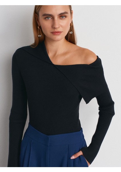 10815 Asimetrik Yaka Yünlü Fitilli Triko Kazak-Siyah