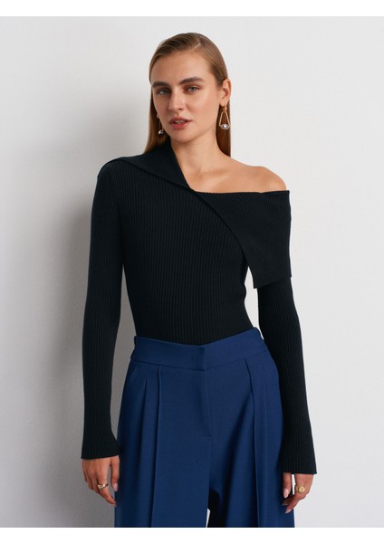 10815 Asimetrik Yaka Yünlü Fitilli Triko Kazak-Siyah modelleri