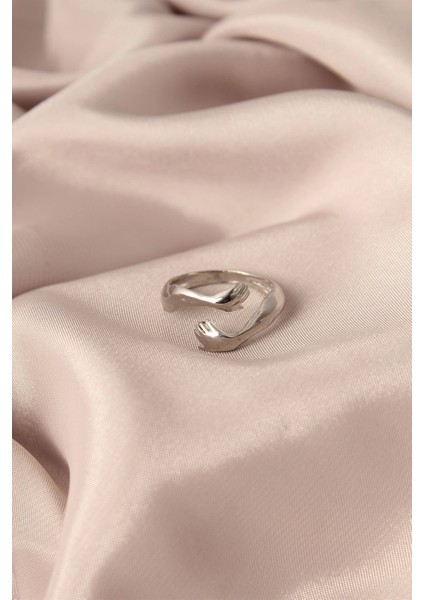 Bfs Ayarlamalı Gümüş Renk Metal Sarılan Eller Model Kadın Yüzük