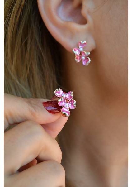 Rose Gold Pembe Çiçekli Halka Küpe – Zirkon Taşlı & Inci Detaylı
