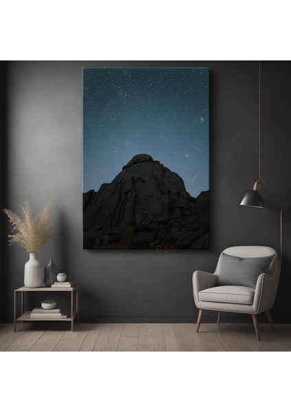 Yıldızlı Zirve - Gece Gökyüzü Altında Heybetli Kaya Formasyonu Kanvas Tablo