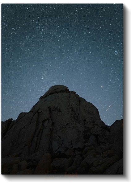 Yıldızlı Zirve - Gece Gökyüzü Altında Heybetli Kaya Formasyonu Kanvas Tablo fiyatları
