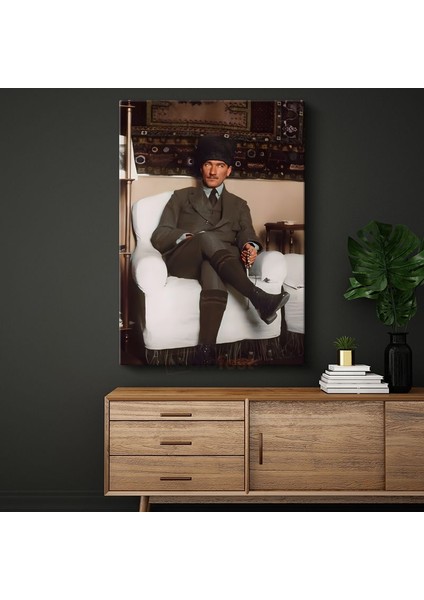 Koltukta Atatürk - Kalpaklı Resmi Kıyafet Kanvas Tablo