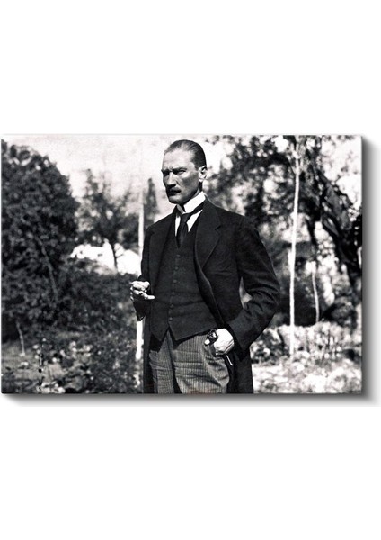 Bahçede Atatürk - Siyah Beyaz Klasik Portre Kanvas Tablo fiyatları