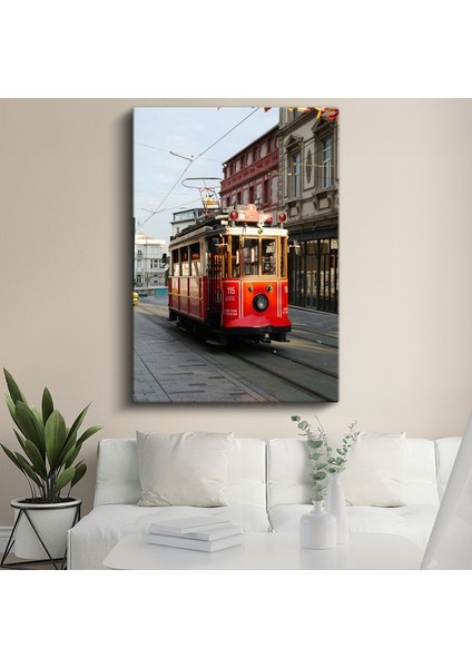 Nostaljik Tramvay - Şehir Merkezinde Kırmızı Tramvay Kanvas Tablo