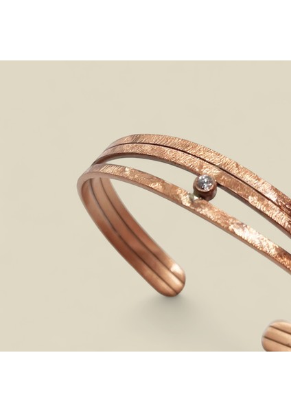 Bakırın Şifalı Dokunuşu: El Yapımı Saf Bakır Üç Katlı Tek Taş Kelepçe Bileklik