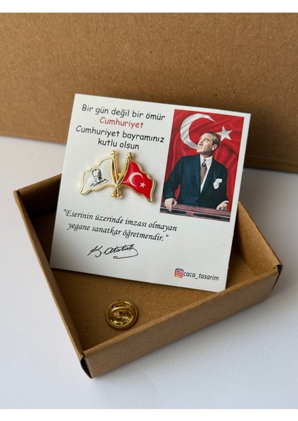 Atatürk ve Türk Bayraklı Yaka Rozeti Gold 1 Adet Kartlı ve Kutulu 29 Ekim Cumhuriyet Bayramı Öğretmenler Günü