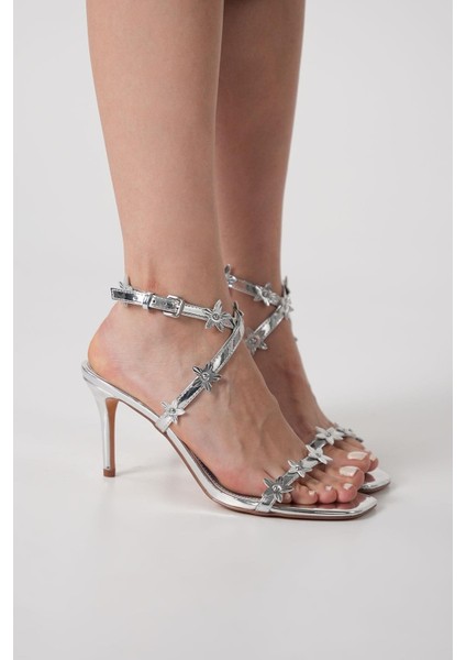 The Analia Kadın Metalik Gümüş Çiçekli Sandalet fırsatları