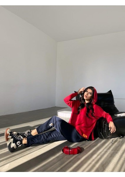 Kadın Kırmızı Kapşonlu Etek Ucu Detay Arma Ters Dikiş Gorunumlu Ikili Takım modelleri