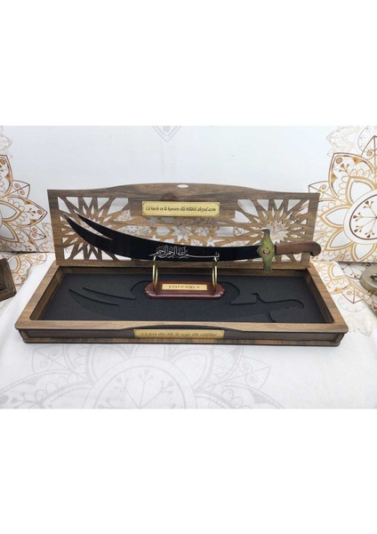 Dekoratif Hediye Zülfikar Kılıç Kutu ve Stantlı Gümüş Renk Krom Kaplamalı Lazer Isim Yazılı