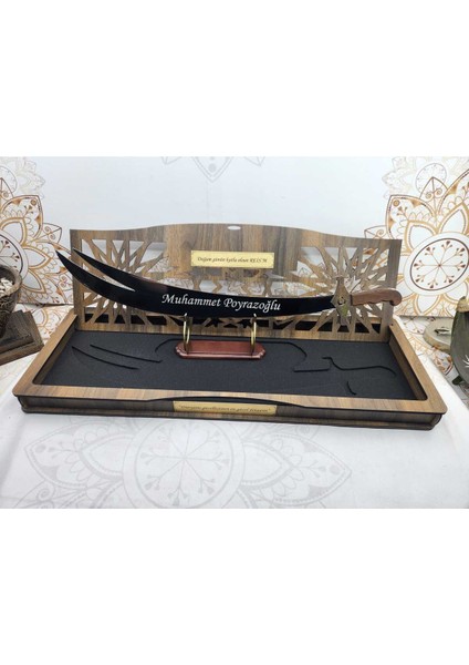 Dekoratif Hediye Zülfikar Kılıç Kutu ve Stantlı Gümüş Renk Krom Kaplamalı Lazer Isim Yazılı fiyatları