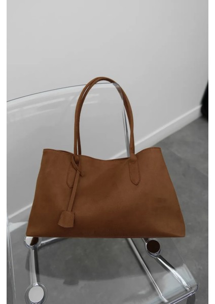 Agata El ve Omuz Çantası