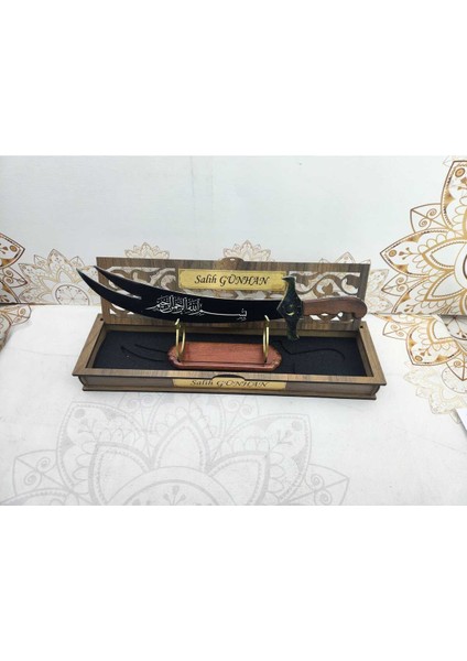 Dekoratif Hediye Zülfikar Kılıç Kutu ve Stantlı Gümüş Renk Krom Kaplamalı Lazer Isim Yazılı