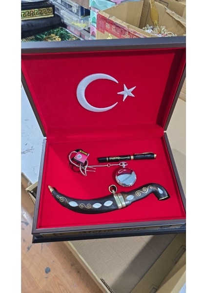 Kişiye Özel Ahşap Sandıklı Hançer Köstekli Saat ve Isimli Besmele Kabartmalı Kalem modelleri