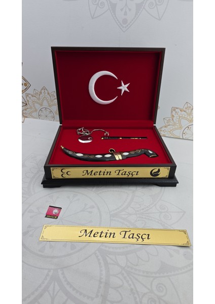 Kişiye Özel Ahşap Sandıklı Hançer Köstekli Saat ve Isimli Besmele Kabartmalı Kalem