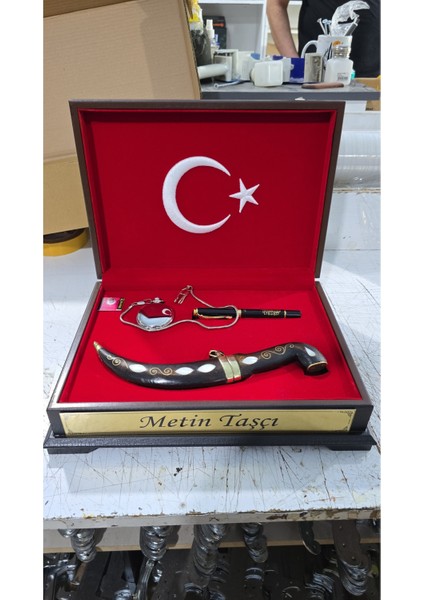 Kişiye Özel Ahşap Sandıklı Hançer Köstekli Saat ve Isimli Besmele Kabartmalı Kalem fırsatları
