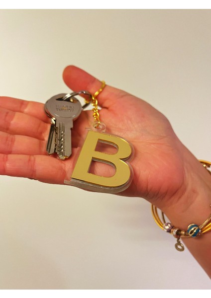 Pleksi Gold Detaylı Harf Anahtarlık – Kişiye Özel Şeffaf Pleksi Harf Anahtarlık (6 Cm) Gold Detaylı Zincir modelleri