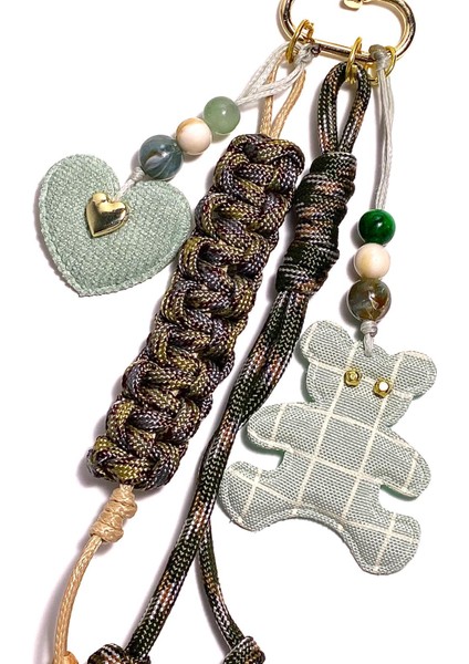 El Yapımı Paracord Çanta Charmı – Kalp, Ayıcık, Yıldız, Nazar Boncuğu ve Dekoratif Boncuklu