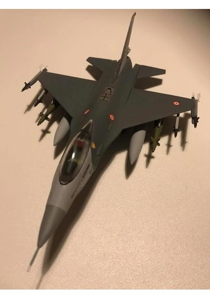 Model 301 1/72 F-16 Fighting Falcon Avcı-Bombardıman Uçağı Plastik Model Kiti modelleri