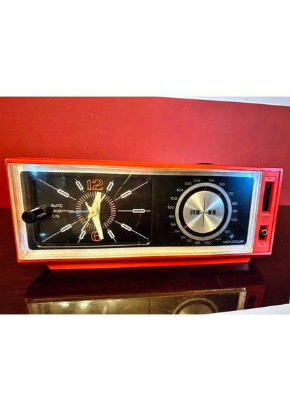 Universum Radyolu Saat 22 cm 9 cm 9 cm Ölçülerinde - Çalışır Durumda - Elektrikli modelleri