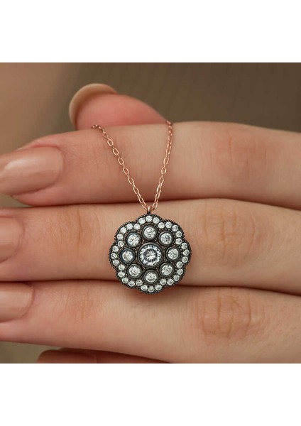 925 Ayar Gümüş Çiçek Desenli Elmas Montür Kadın Gümüş Kolye T5095 modelleri