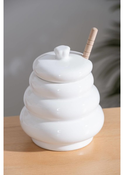Pamira Bambu Kaşıklı Porselen Bal Kavanozu – Şık ve Kullanışlı Saklama Kabı