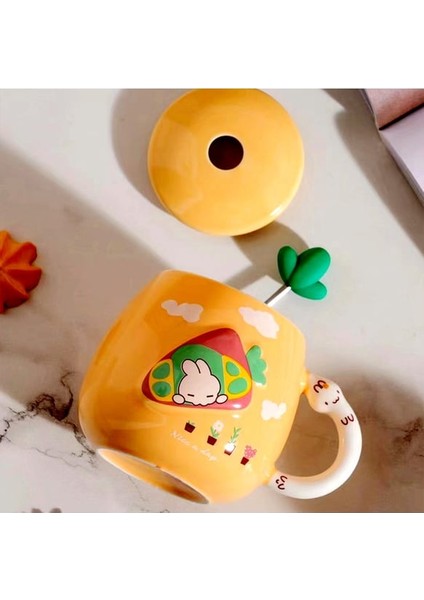 Havuç Desenli Kaşıklı Kapaklı Seramik Kupa Bardak Mug Renkli Kaliteli Hediyelik Doğum Günü Arkadaş