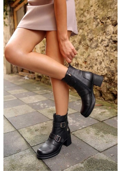 8570 Hakiki Deri Tokalı Bant Detaylı Kalın Topuklu Fermuarlı Bot
