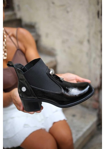 1805 Hakiki Deri Boğazı Lastik Detaylı Kalın Topuklu Bot