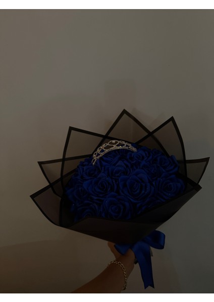 Gerçek Görünümlü Saks Mavisi Simli Taçlı Zarif Yapay Gül Buketi Yapay Çiçek fırsatları