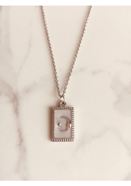 Beyaz Mineli Ay Figürlü Çelik Zincirli Rodyum Kaplama Kolye