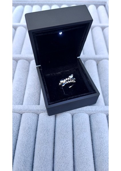 925 Ayar Gümüş Işıklı Kutuda Zirkon Taşlı Ayarlanabilir Kelebek Yüzük