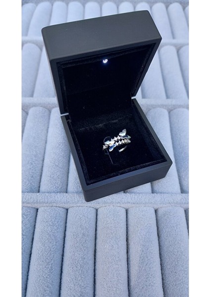 925 Ayar Gümüş Işıklı Kutuda Zirkon Taşlı Ayarlanabilir Kelebek Yüzük fiyatları