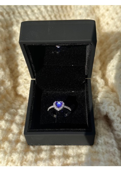 Işıklı Kutuda Çelik Mor Kalpli Parlak Ciddi Ilişki Yüzüğü Paslanmaz Kararmaz Sevgiliye Hediye modelleri