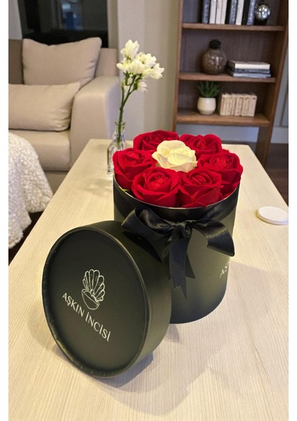Sevgiliye Özel Hediye Gül Kutu Kırmızı Beyaz Hediyelik Çiçek Doğum Günü Sepeti Kız Arkadaşa Sevgili modelleri