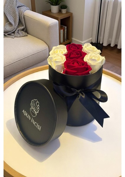 Sevgiliye Özel Hediye Gül Kutu Kırmızı Beyaz Hediyelik Çiçek Doğum Günü Sepeti Kız Arkadaşa Sevgili modelleri