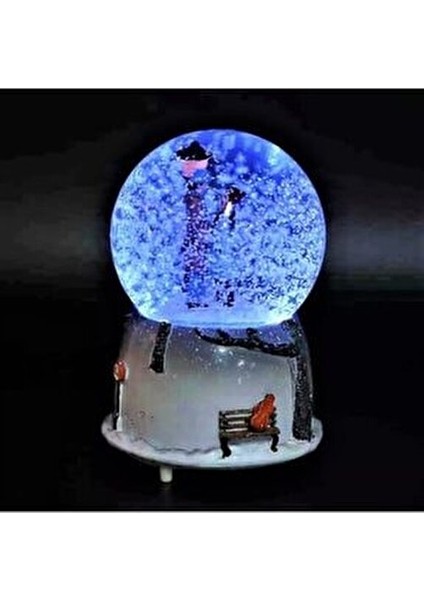 Sokak Lambasının Altında Buluşan Sevgililer Işıklı Müzikli ve Püskürtmeli Kar Küresi