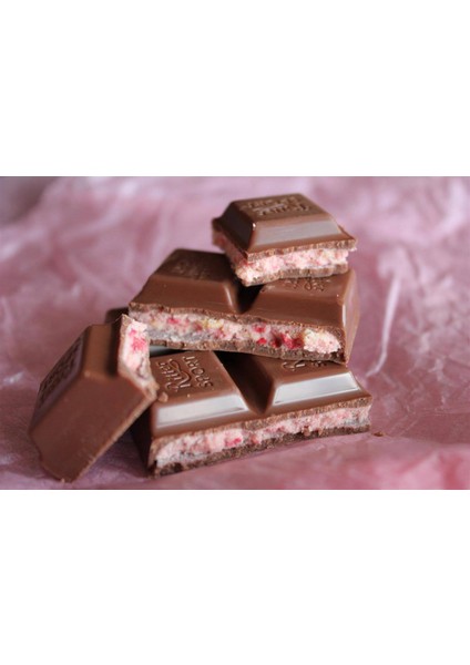 Sport Strawberry Yogurt - Çilek Parçacıklı ve Yağsız Yoğurt ve Çilekli Krema Dolgulu Sütlü Çikolata 100 G fırsatları