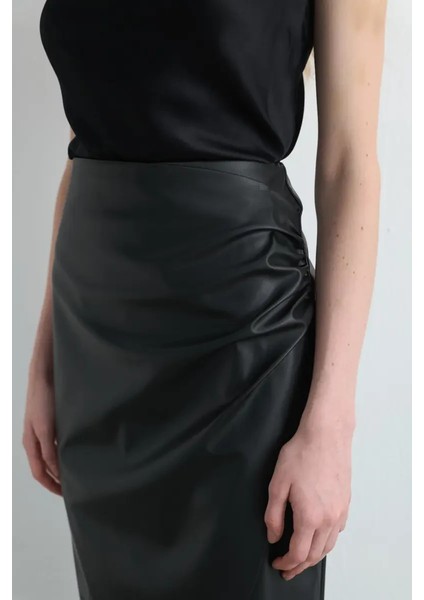Anvelop Kesim Suni Deri Etek - Siyah fırsatları