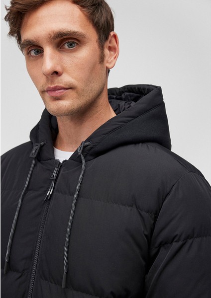 Erkek Siyah Kapüşonlu Orta Kalınlıkta Şişme Mont – Regular Fit, Fermuarlı Cepli Kışlık Dış Giyim
