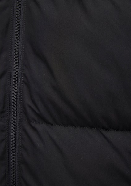 Erkek Siyah Kapüşonlu Orta Kalınlıkta Şişme Mont – Regular Fit, Fermuarlı Cepli Kışlık Dış Giyim