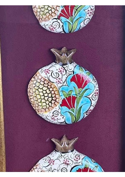 Prestijli Hediye Karanfil ve Huzur Motifli Paspartulu Çini Nar Pano fiyatları