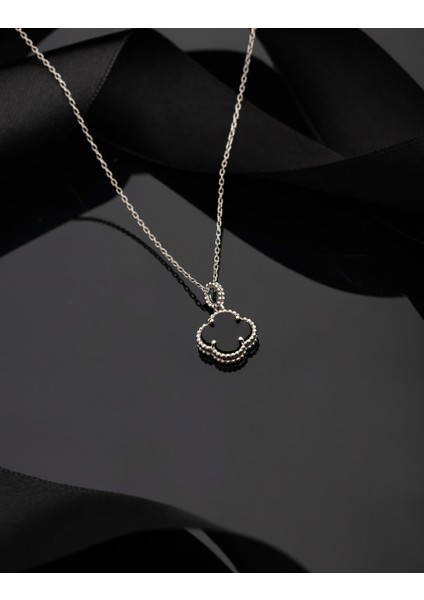 925 Ayar Oniks Taşlı Rodyum Yonca Gümüş Kolye