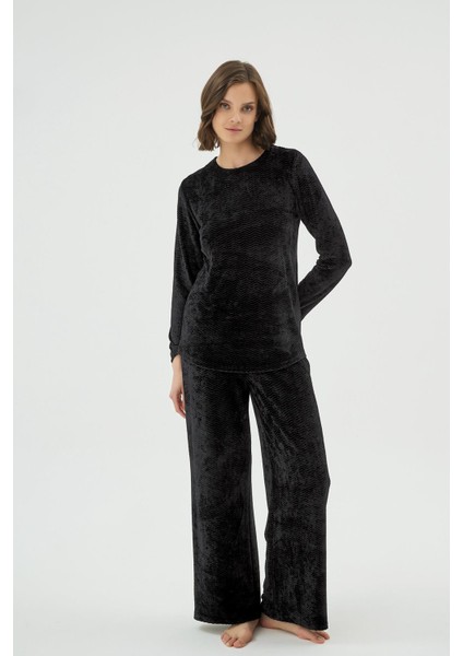 Kadın Siyah Kadife Kumaş Uzun Kollu Bol Paça Pijama Takımı C2T7N171