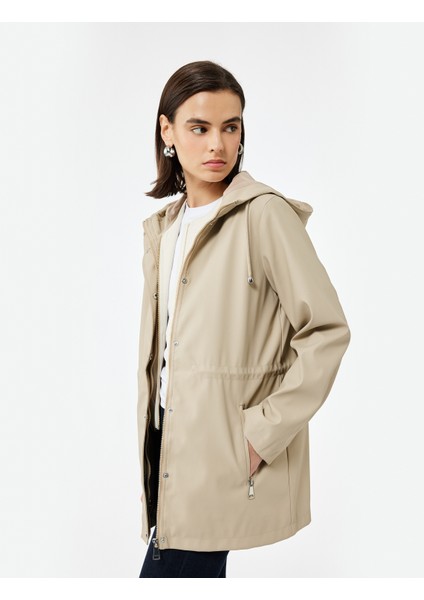 Cepli Beli Bağlamalı Uzun Kollu Fermuarlı Kapüşonlu Yağmurluk