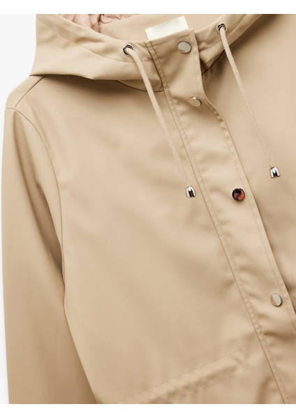 Cepli Beli Bağlamalı Uzun Kollu Fermuarlı Kapüşonlu Yağmurluk