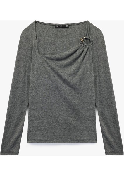 Slim Fit Aksesuar Detaylı Asimetrik Yaka Uzun Kollu Tişört