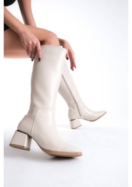 Kadın Diz Altı Krem Topuklu Parlak Detaylı Fermuarlı Deri Görünümlü Uzun Çizme