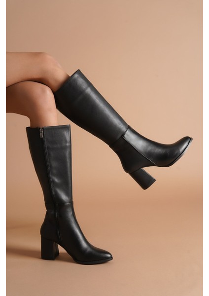 Kadın Siyah Topuklu Deri Görünümlü Fermuarlı Uzun Çizme
